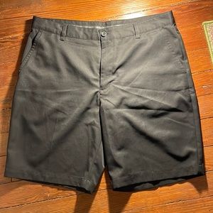 IZOD golf shorts - black - size 36 - excellent condition